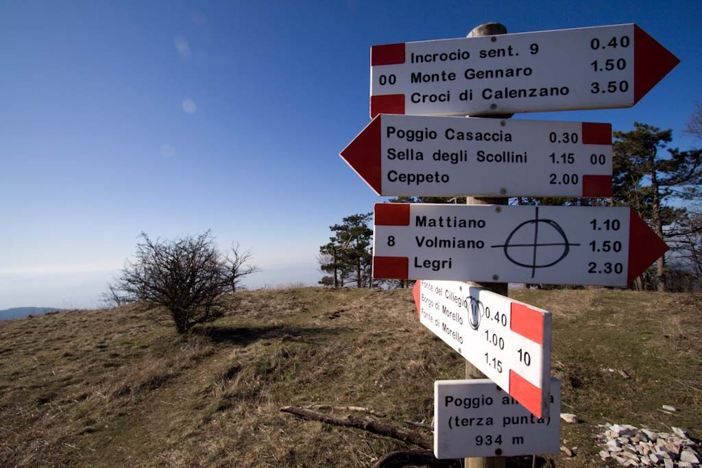 Indicazioni dei sentieri in Terza Punta a Monte Morello